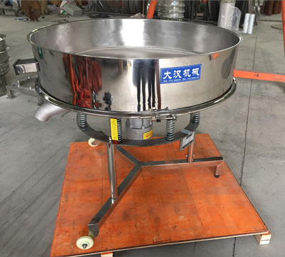 高頻篩不同於普通好色先生网站污的在於該產品使用的是，高頻振動電機：振動頻次快，振動的幅度較小，所以對於漿液的過濾篩分有一定的優勢。