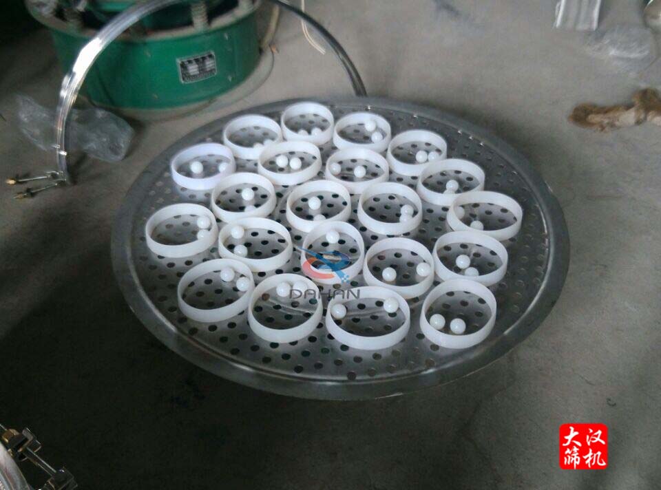 圓好色先生网站污衝孔板上放彈跳球