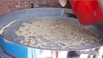 藜麥除雜好色先生网站污試機2：均勻的將藜麥攤開
